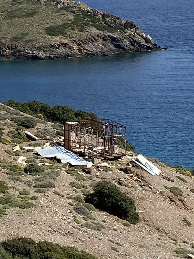 Το ΥΠΕΝ ξεκίνησε την Τετάρτη 11 Μαρτίου 2020, την κατεδάφιση των 22 αυθαίρετων κτισμάτων στη Μακρόνησο -Φωτογραφία: ΑΠΕ ΜΠΕ/ΥΠΕΝ/STR