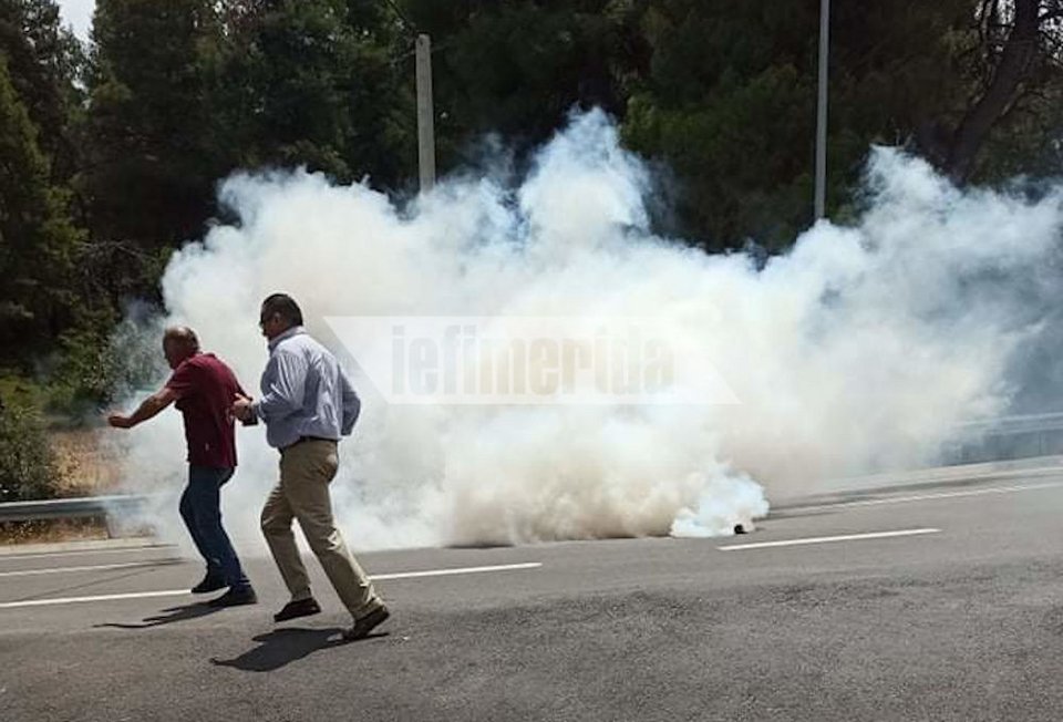 Δυνάμεις των ΜΑΤ κάνουν χρήση χημικών που γεμίζουν καπνό το οδόστρωμα στη Μαλακάσα