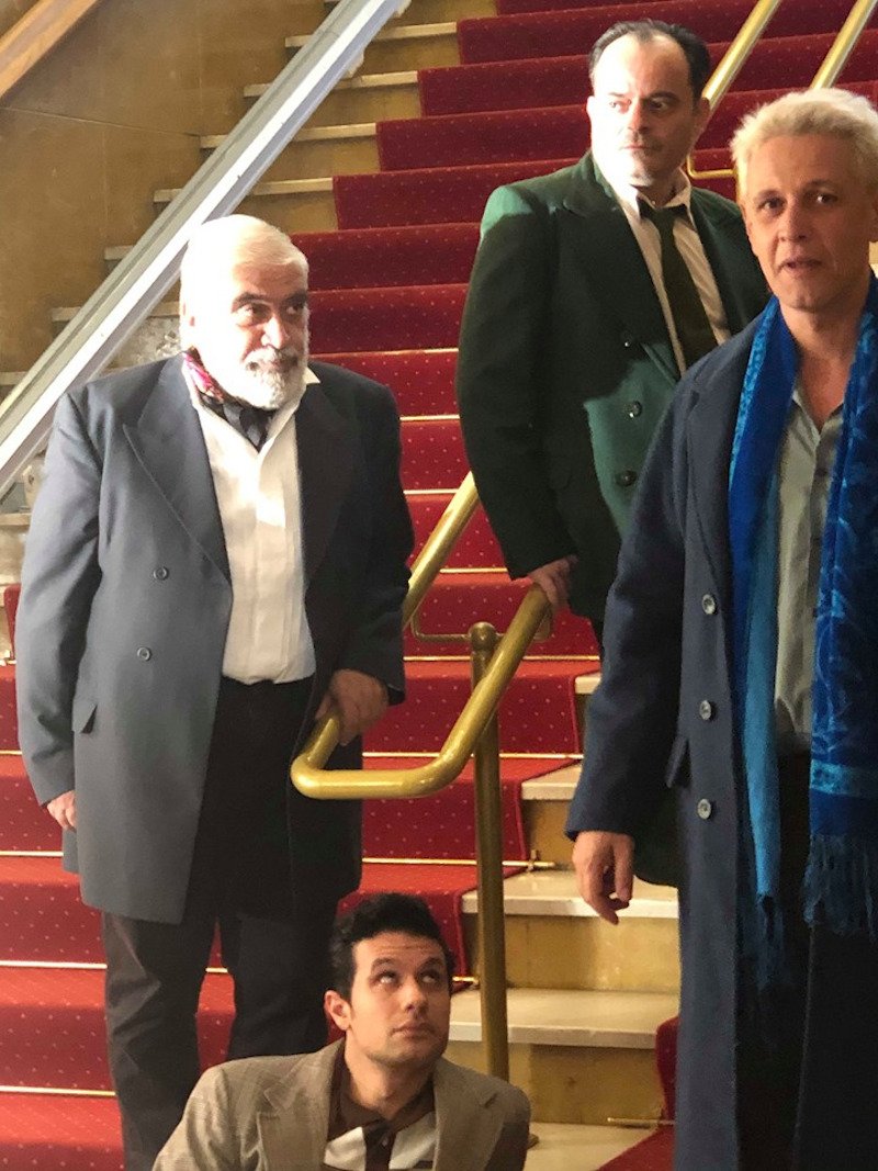 O Δημήτρης Πιατάς, στα πόδια του ο Ορφέας Αυγουστίδης, πλάι ο Αιμίλιος Χειλάκης, και ο Κωνσταντίνος Αβαρικιώτης