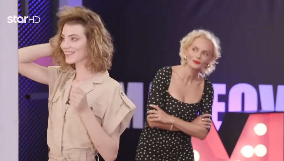 Η Ελευθερία του GNTM με πιο κοντό αλλά πάντα σπαστό μαλλί προσπαθεί να συνειδητοποιήσει την αλλαγή στα μαλλιά της