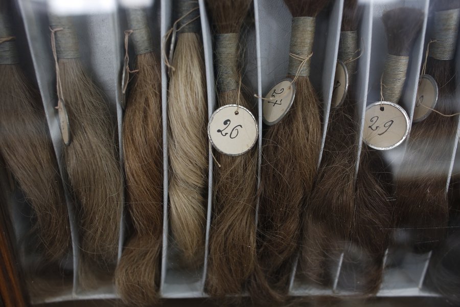 Δείγματα τριχωτού κεφαλής για προτυποποίηση χρωματισμών, τα οποία χρησιμοποιούνταν από την αστυνομία για να εντοπίζονται πιο εύκολα οι καταζητούμενοι, και αποτελούν εκθέματα του Εγκληματολογικού Μουσείου