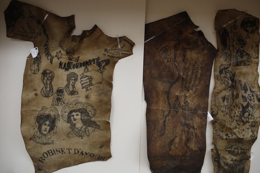 Συλλογή από δέρματα πάνω στα οποία υπάρχουν τατουάζ και έχουν αφαιρεθεί από νεκρούς και αποτελούν εκθέματα του Εγκληματολογικού Μουσείου