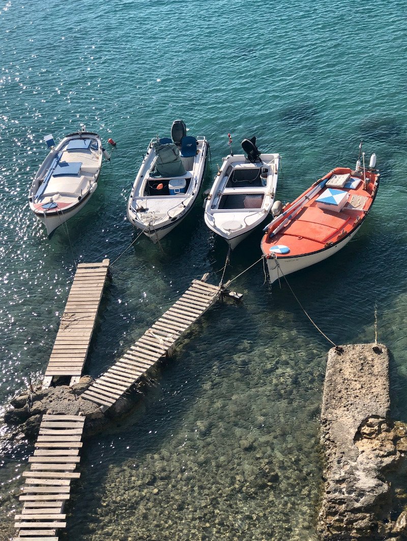 Μανδράκια, το ψαροχώρι της Μήλου που σε ταξιδεύει σε άλλες εποχές.