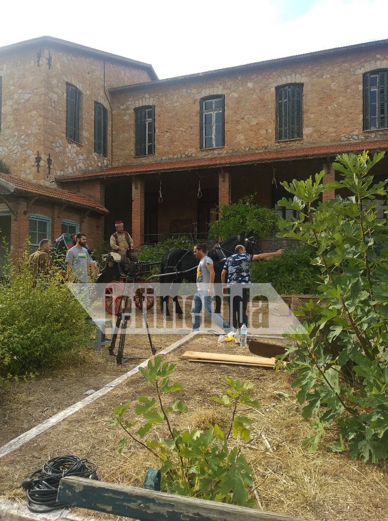 Ο Μανουσος Μανουσάκης δίνει οδηγίες στον αμαξά για τη σκηνή που γυρίστηκε πριν μερικές ημέρες στο Γηροκομείο Αθηνών