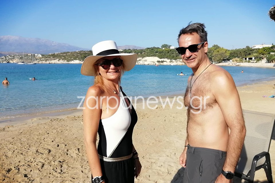 Ο Κυριάκος Μητσοτάκης με τη σύζυγό του Μαρέβα, σε παραλία της Κρήτης