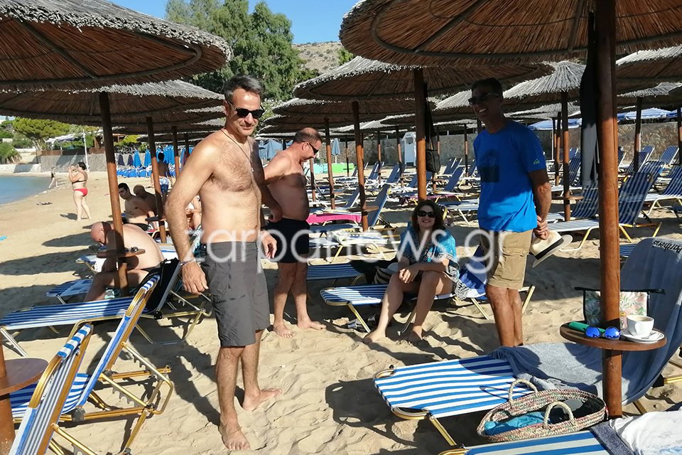 Χαλαρός και ευδιάθετος ο πρωθυπουργός στην παραλία Μαράθι της Κρήτης