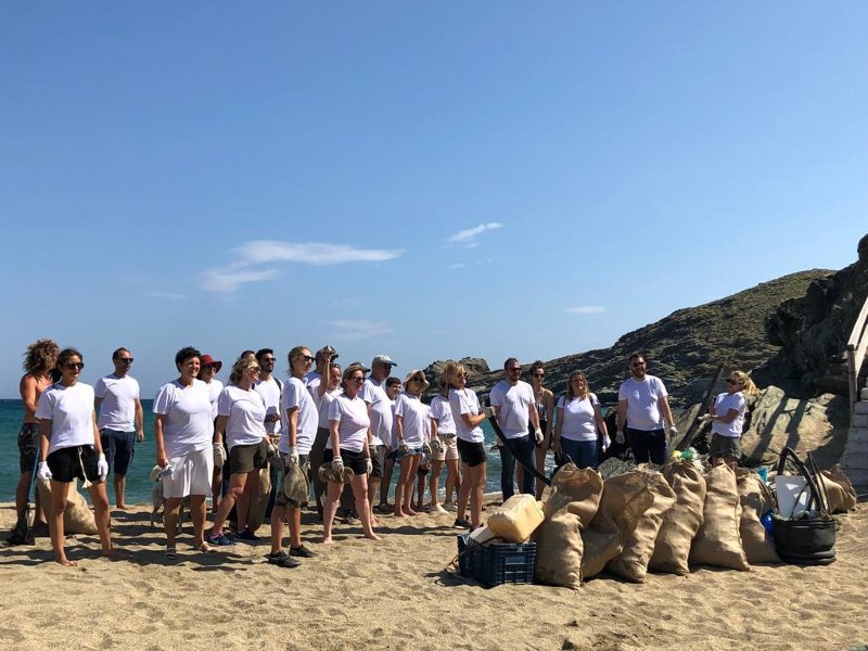 Η Μαρέβα Μητσοτάκη στην Τήνο παρέα με εθελοντές