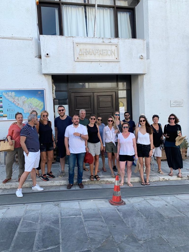 Η σύζυγος του Κυριάκου Μητσοτάκη με την ομάδα της στην Τήνο 