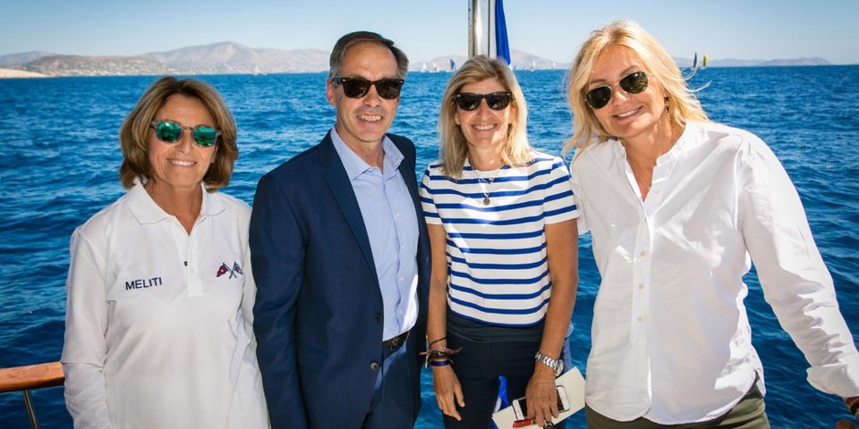 Η Mαρέβα Μητσοτάκη (δεξιά) με casual look και ο γ.γ Αθλητισμού Γ. Μαυρωτάς, στην εκκίνηση του 52ου Ιστιοπλοϊκού Αγώνα Άνδρου