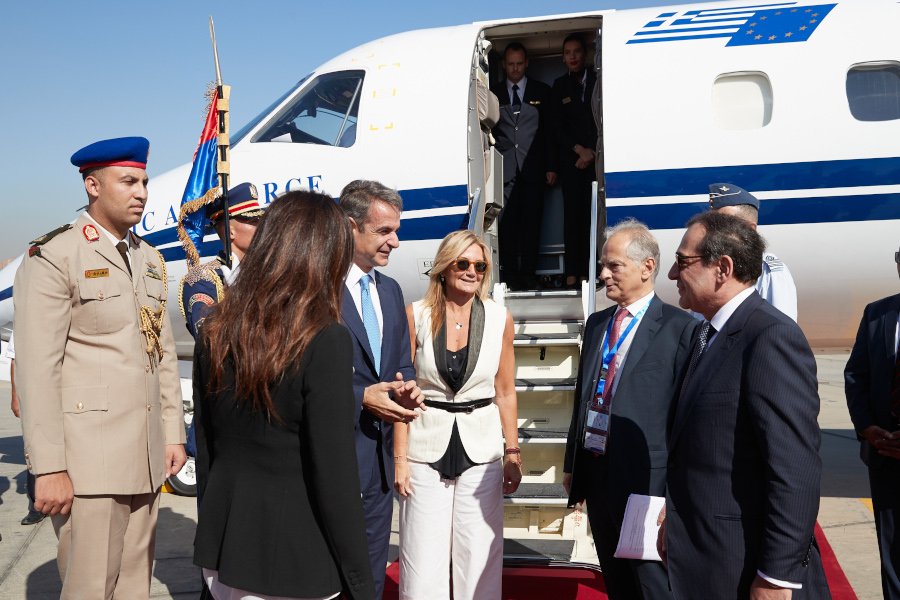 Ο Κυριάκος και η Μαρέβα Μητσοτάκη κατά την άφιξή τους στο Κάιρο -Φωτογραφία: EUROKINISSI/ΓΡΑΦΕΙΟ ΤΥΠΟΥ ΠΡΩΘΥΠΟΥΡΓΟΥ/ΔΗΜΗΤΡΗΣ ΠΑΠΑΜΗΤΣΟΣ