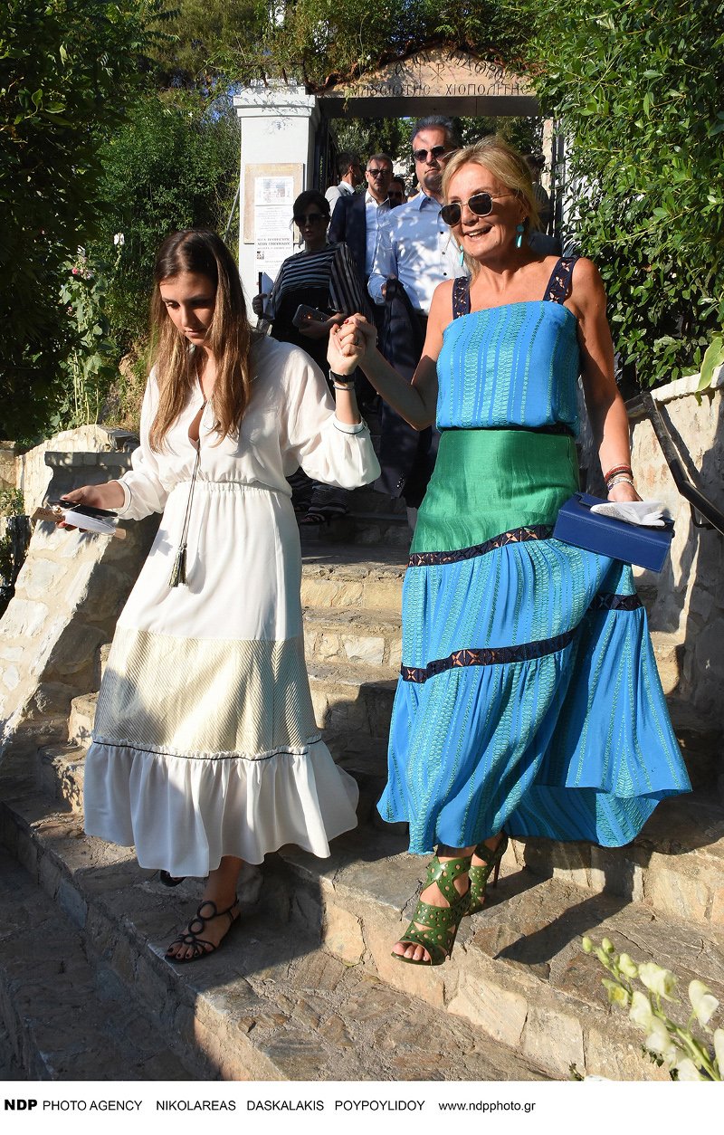 Η Μαρέβα Μητσοτάκη κατεβαίνει σκαλιά μαζί με την κόρη της