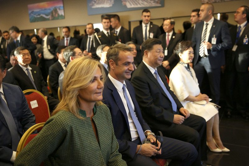 Η Μαρέβα Μητσοτάκη και ο Κυριάκος Μητσοτάκης με το προεδρικό ζεύγος της Κίνας