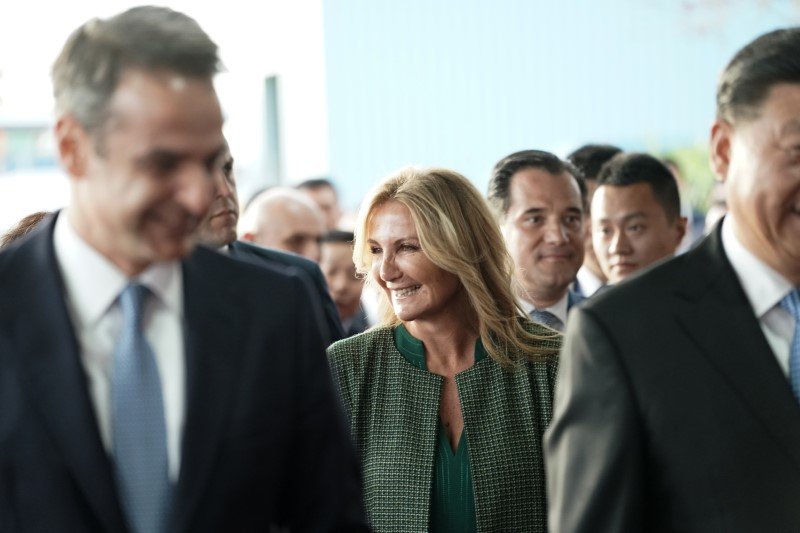 Η Μαρέβα Μητσοτάκη πίσω από τον Κυριάκο Μητσοτάκη και τον Σι Τζινπίνγκ