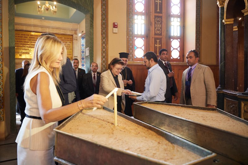 Η Μαρέβα Γκραμπόφσκι ανάβει κερί στην Ι. Μ. Του Αγ. Γεωργίου στο Κάιρο 