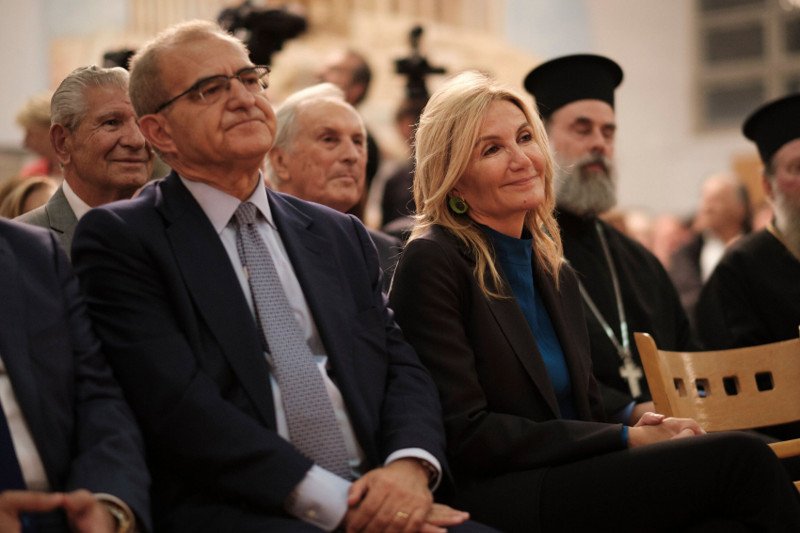 Η Μαρέβα Μητσοτάκη παρακολουθεί την ομιλία του συζύγου της στην Αστόρια