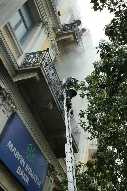 Οι εγκλωβισμένοι υπάλληλοι της Marfin στο μπαλκόνι περιμένουν εναγωνίως τους πυροσβέστες