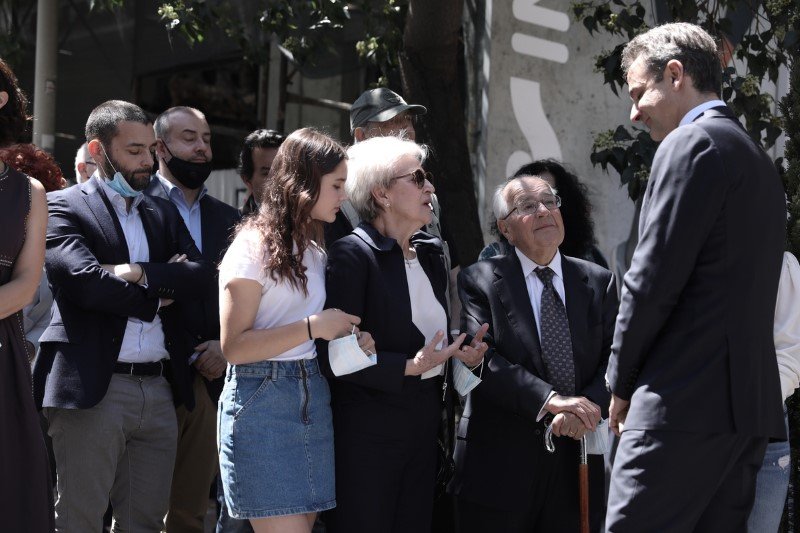Ο Κυριάκος Μητσοτάκης συνομιλεί με συγγενείς θυμάτων της Marfin