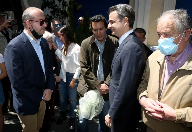 Ο Κυριάκος Μητσοτάκης συνομιλεί με συγγενείς θυμάτων της Marfin