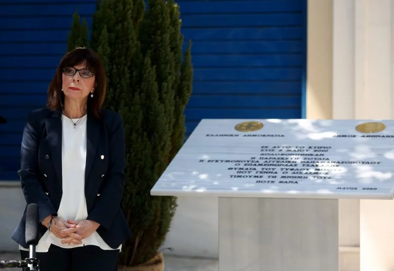 Η ΠτΔ Κατερίνα Σακελλαροπούλου  μπροστά στην πλακέτα για τα θύματα της Marfin -ΦωτογραφίαΑΠΕ-ΜΠΕ/Αλέξανδρος Μπελτές