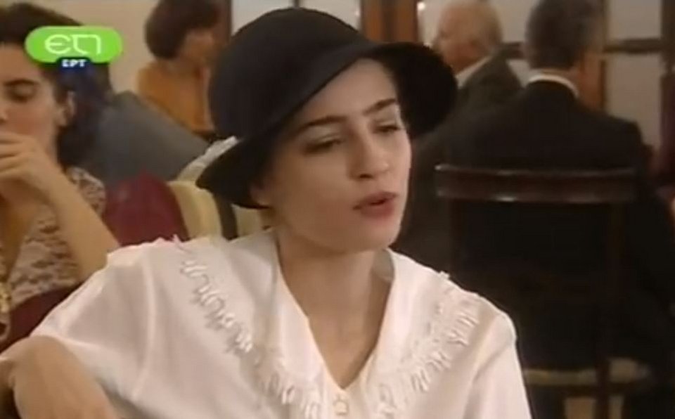 Με πιο σκούρα μαλλιά, αλλά και πολύ διαφορετικό look, η Μαρία Κίτσου, που έπρεπε να ταιριάξει στην εμφάνιση μιας γυναίκας των αρχών του 20ου αιώνα