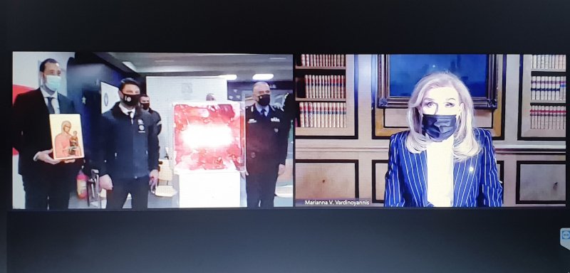O κ. Παπασάββας, ο κ. Χαρδαλιάς και ο Αντιστράτηγος Κολοκούρης κατά τη διαδικτυακή συνομιλία τους με την κυρία Βαρδινογιάννη.