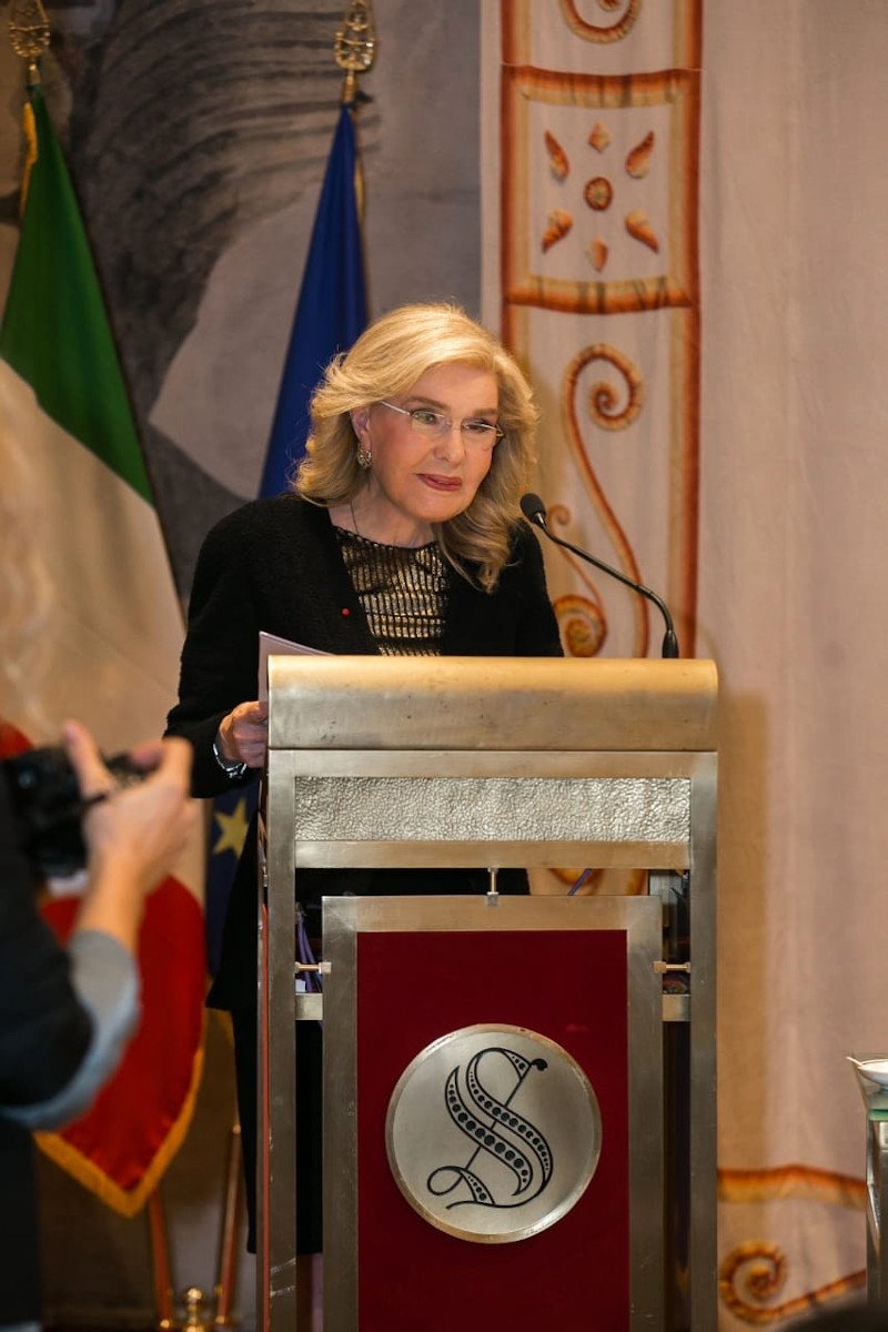 Η Μαριάννα Β. Βαρδινογιάννη κατά τη διάρκεια της ομιλίας της στην Ιταλική Γερουσία