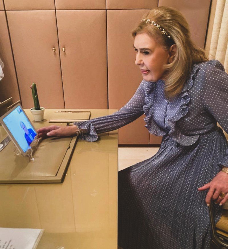 Η Μαριάννα Β. Βαρδινογιάννη συνομιλεί μέσω skype με τον Ιωάννη Μαρωνίτη