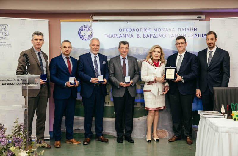 Μαριάννα Β. Βαρδινογιάννη, Αλβέρτος Μπουρλάς και Μανώλης Παπασάββας με στελέχη της Pfizer