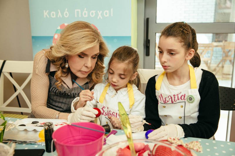 Η Μαριάννα Β. Βαρδινογιάννη με τις μικρές Σίσσυ και Μελίτα βάφουν αυγά