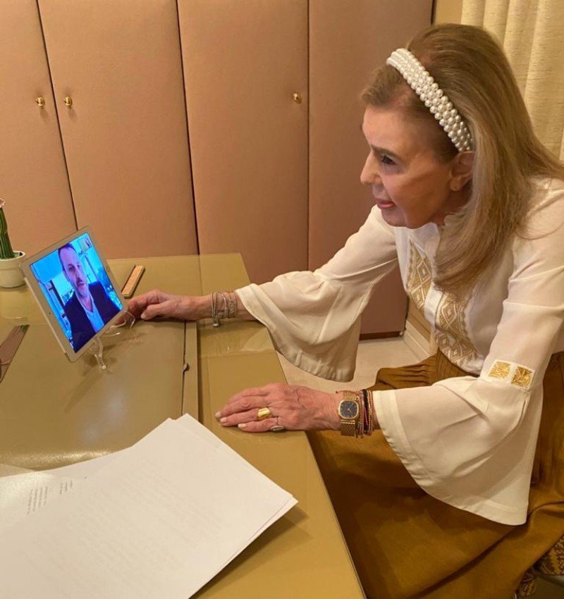Η Μαριάννα Β. Βαρδινογιάννη συνομιλεί μέσω skype με τον Δήμαρχο Σαλαμίνας κύριο Γιώργο Παναγόπουλο