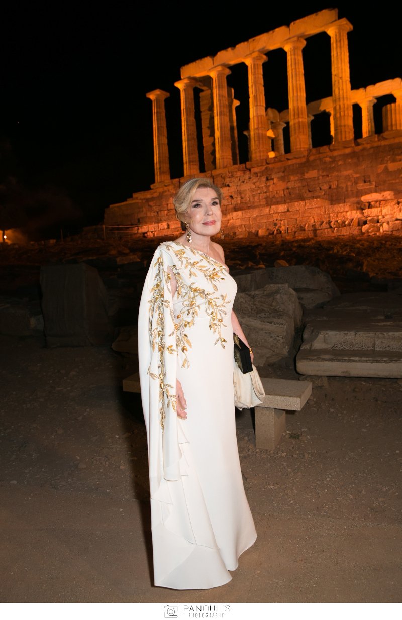 Η κυρία Μαριάννα Β. Βαρδινογιάννη στη σκιά του Ναού του Ποσειδώνα, στο Σούνιο, στη μεγάλη βραδιά για την «Ελπίδα»