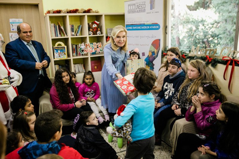 Δώρα αγάπης σε όλα τα παιδιά μοίρασε η Μαριάννα Β. Βαρδινογιάννη