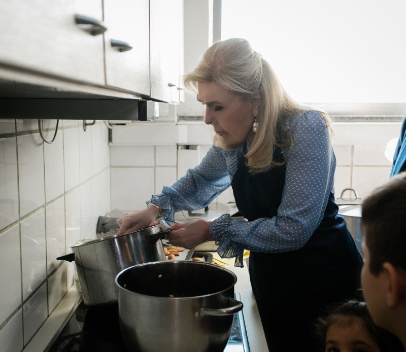 Ένα Χριστουγεννιάτικο γεύμα αγάπης για όλους ετοίμασε η Μαριάννα Β. Βαρδινογιάννη