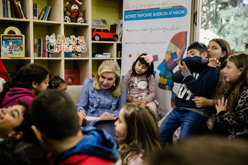Ένα Χριστουγεννιάτικο παραμύθι διάβασε η Μαριάννα Β. Βαρδινογιάννη στα παιδιά