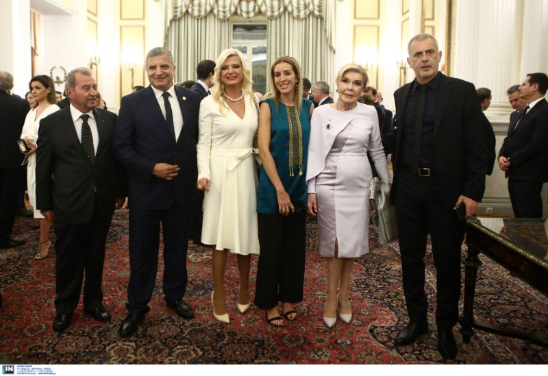 Η κυρία Βαρδινογιάννη με το ζεύγος Πατούλη τον δήμαρχο Πειραιά και τον Γιάννη Τραγάκη
