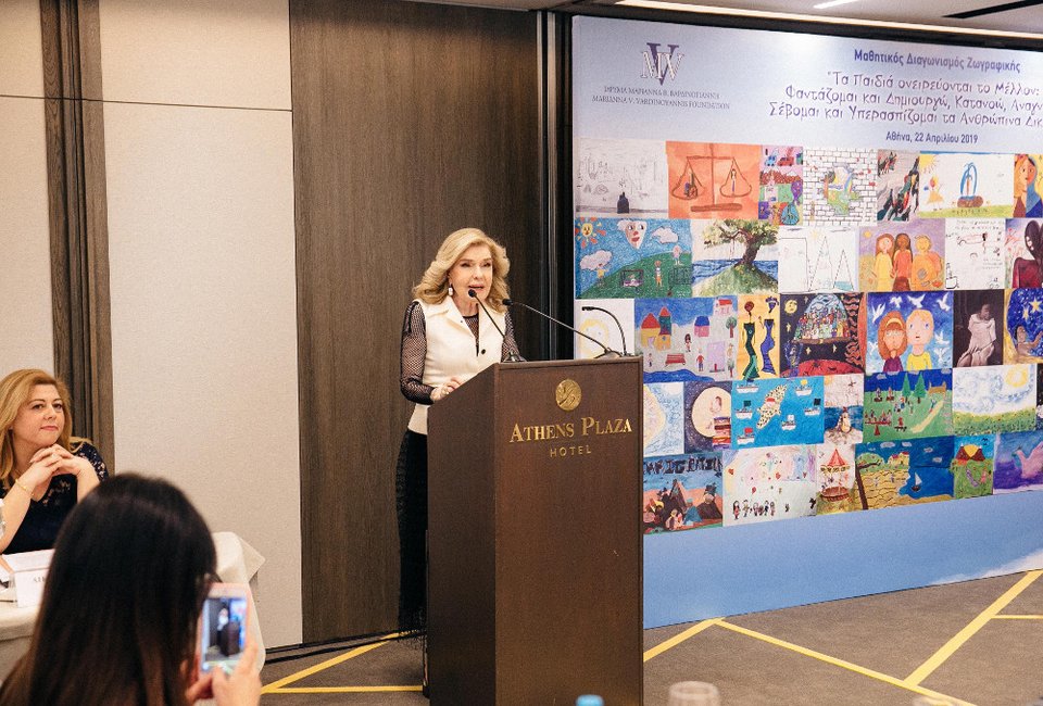 Η Μαριάννα Βαρδινογιάννη στο βήμα του ομιλητή στα παιδικά βραβεία ζωγραφικής 2019