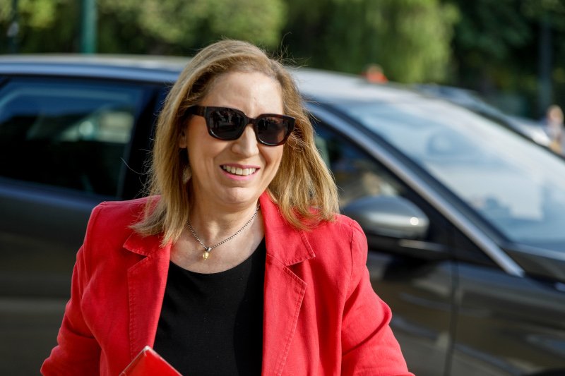 Η Μαριλίζα Ξενογιαννακοπούλου με κόκκινο σακάκι