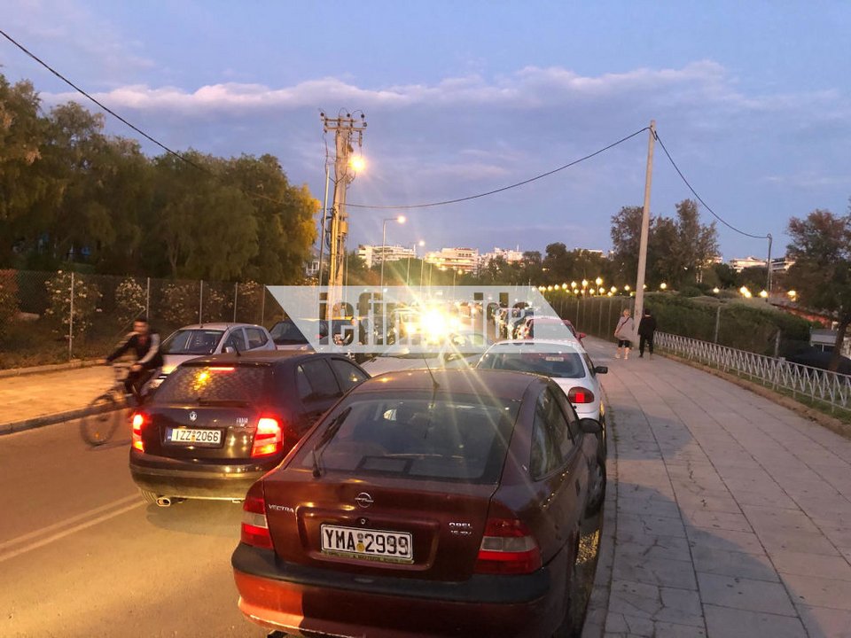 Ήταν σχεδόν αδύνατο να βρει κανείς θέσει στάθμευσης το βράδυ της Δευτέρας στον Φλοίσβο