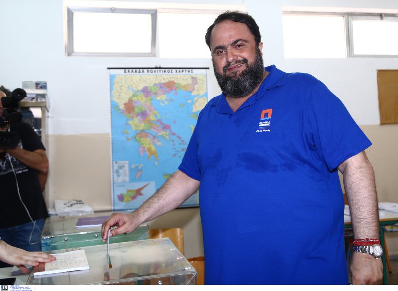 Ο Βαγγέλης Μαρινάκης ασκεί το εκλογικό του δικαίωμα