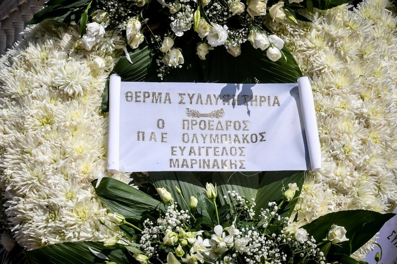 Το στεφάνι που έστειλε στην κηδεία ο Βαγγέλης Μαρινάκης
