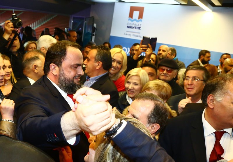 Ο Βαγγέλης Μαρινάκης χαιρετά τους συγκεντρωμένους