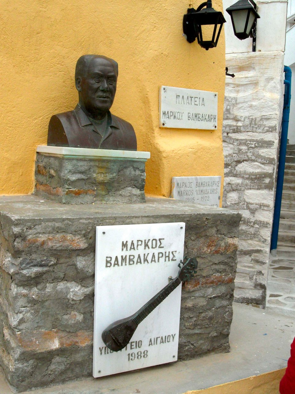 Προτομή του Μάρκου Βαμβακάρη στη Σύρο