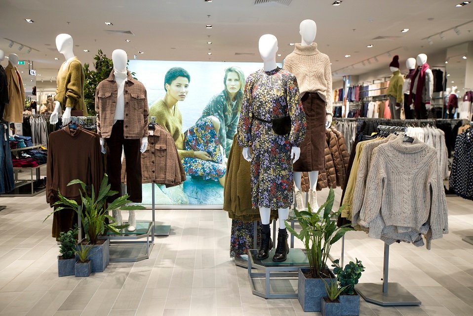 Γυναικεία ρούχα σε κατάστημα Marks & Spencer