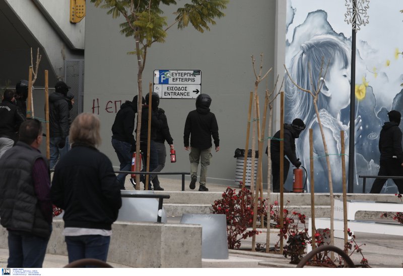 Αντιεξουσιαστές με πυροσβεστήρες στα χέρια στη διάρκεια των επεισοδίων
