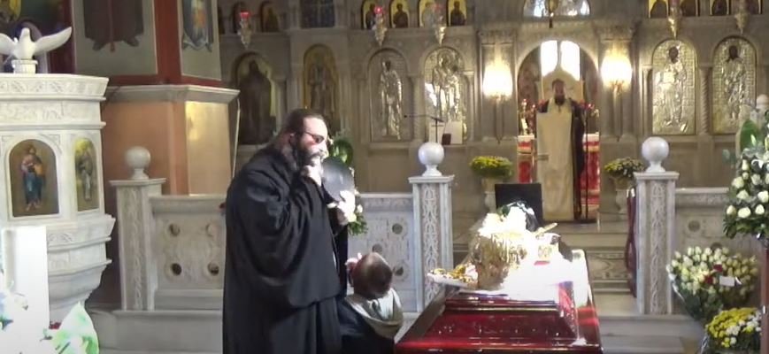 Ο ιερέας έβγαλε τη μάσκα του αφού άφησε το μικρό παιδί στο έδαφος