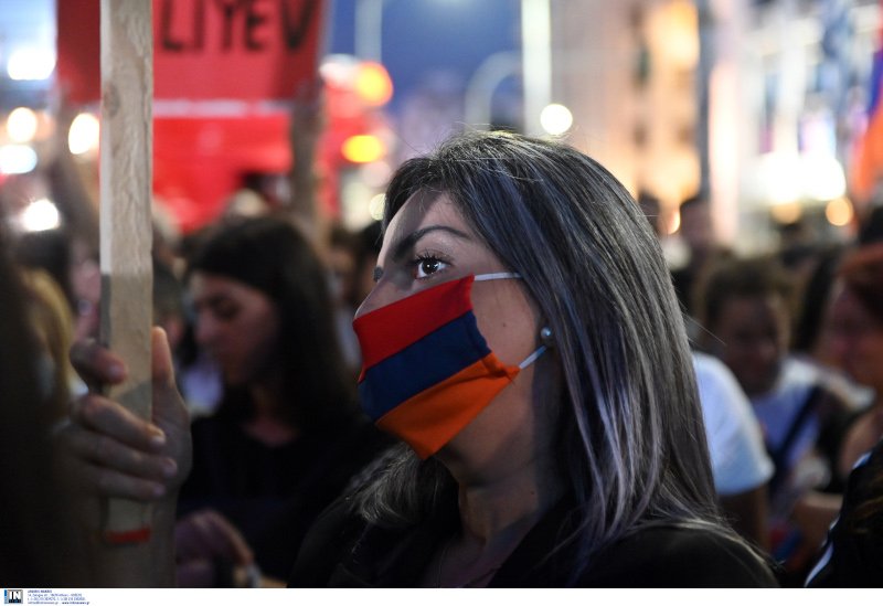 Γυναίκα με μάσκα για τον κορωνοϊό στα χρώματα της Αρμενίας
