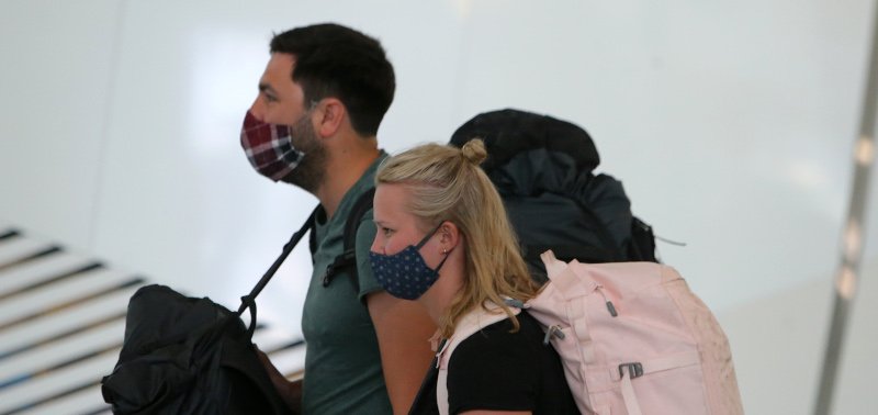 Ζευγάρι φοράει υφασμάτινες μάσκες
