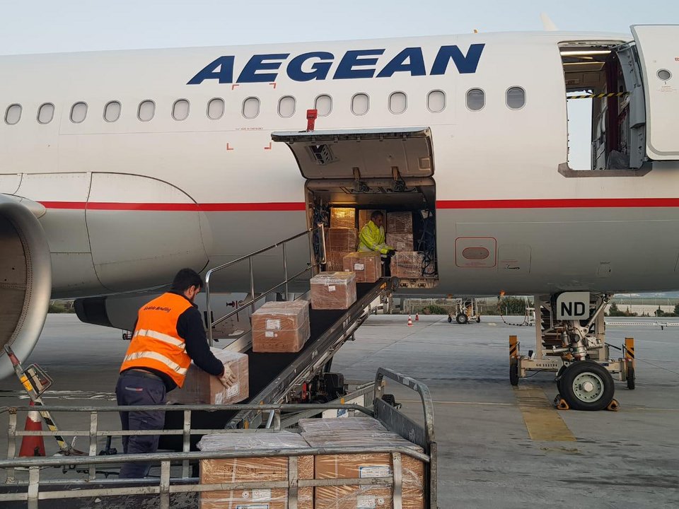Η στιγμή που το υγειονομικό υλικό ξεφορτώνεται από το αεροσκάφος της Aegean