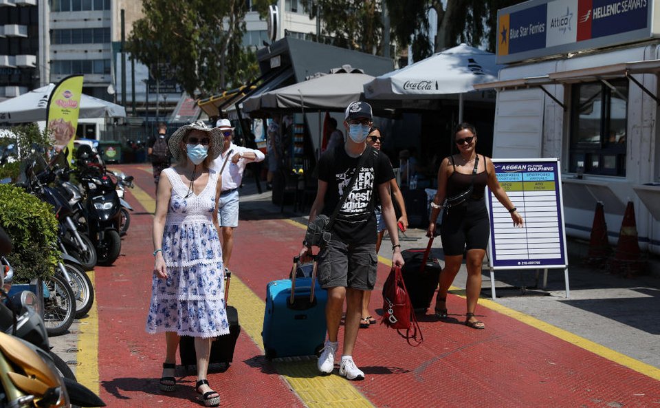 Με μάσκες αρκετοί από τους ταξιδιώτες, πριν ακόμη επιβιβαστούν στο πλοίο, στο λιμάνι του Πειριαά