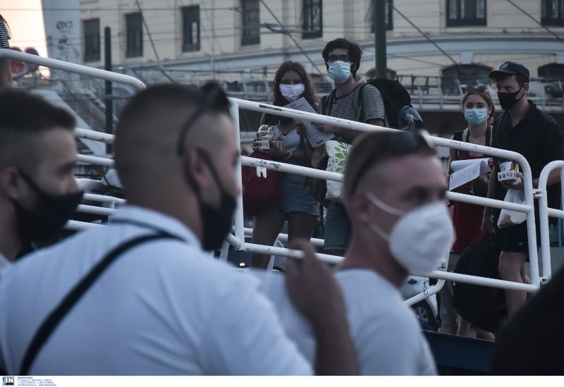 Κόσμος με μάσκα για τον κορωνοϊό σε πλοίο στον Πειραιά/ Φωτογραφία: INTIME NEWS